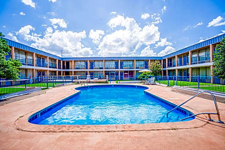 Castle Inn & Suites by OYO Lawton