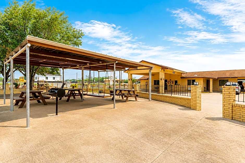 Freer Executive inn and Studios