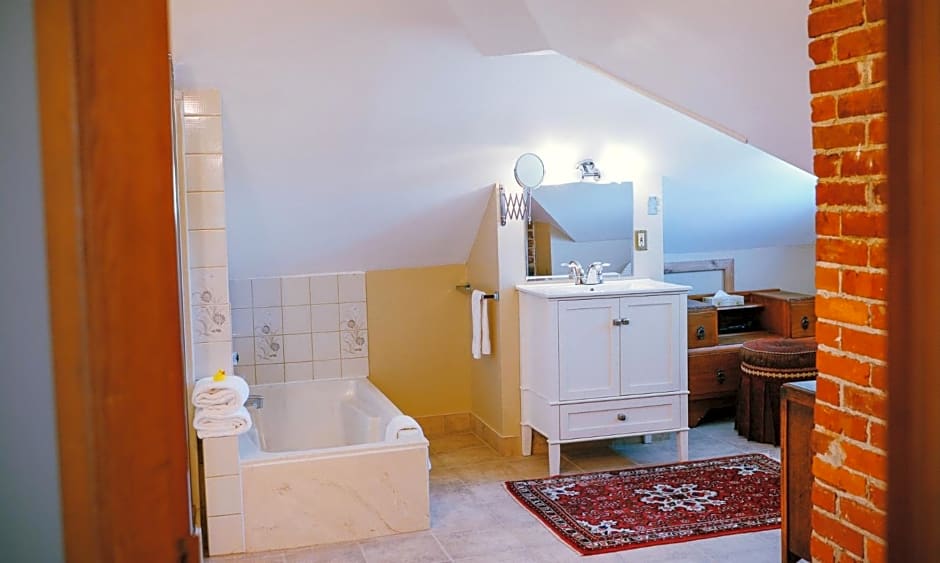 Dashwood Manor Seaside Bed & Breakfast