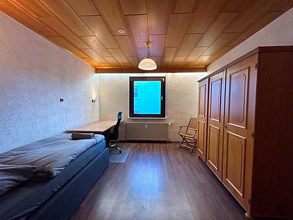 Parkplätze, Einzelbetten, 2 TVs, Balkon, Terrasse, fast Wi-Fi bis zu 1000 Mbit, Homeoffice