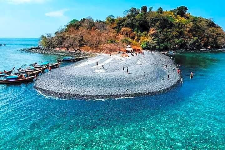DAYA Beach, Lipe local