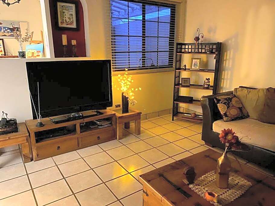 Casa Gaviotas Art cozy 2 bed house with art studio close to downtown