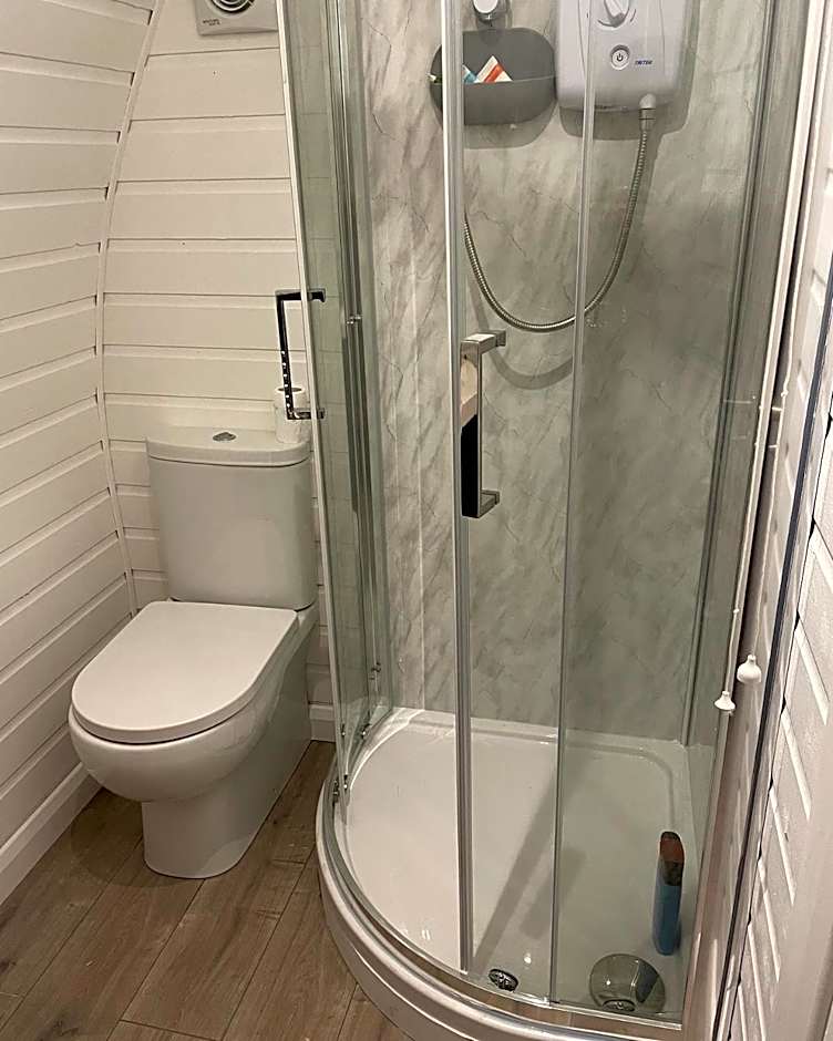 Paddock Pod - Sleeps 4 & Roofed Over Private Hot Tub & NEW SAUNA