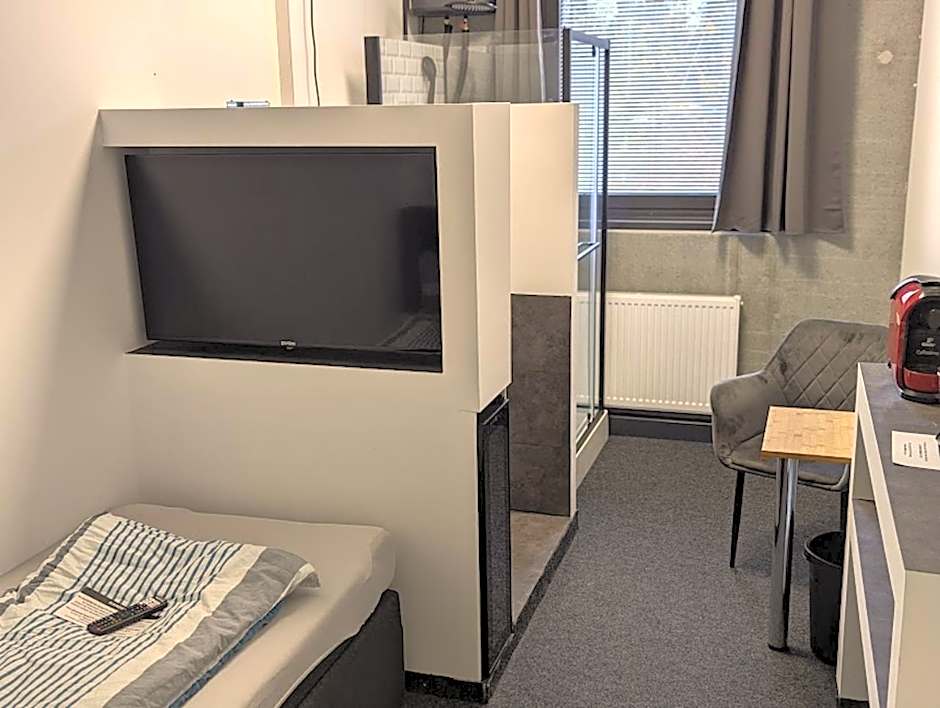 BUSINESS-MOTEL free WiFi & massage, air-con, XXL-Parking