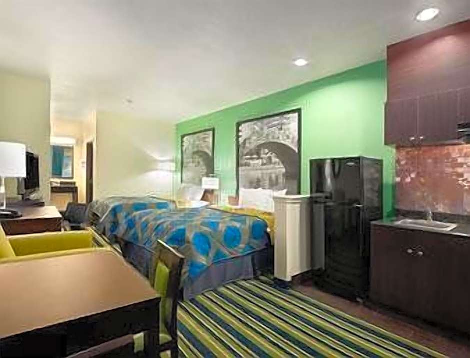 Super 8 by Wyndham Cotulla TX
