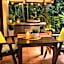 Gunnadoo Holiday Hut with Ocean Views and Jacuzzi