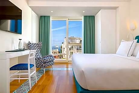 Deluxe Sea View Room, Guest room, 1 King, Sea view, Balcony