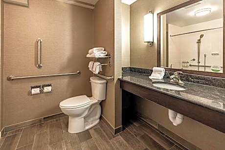 Standard Queen Room with Two Queen Beds and Mobility Accessible Tub