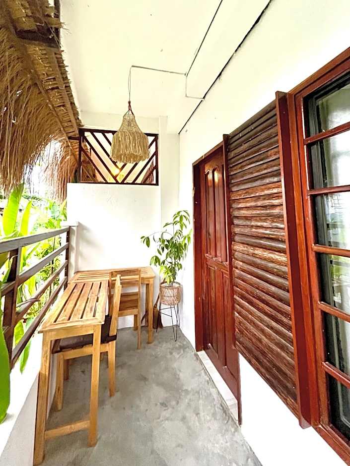 Cozy Bungalow Isa with AC and Generator in General Luna