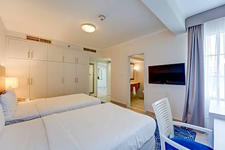 Two-Bedroom Apartment with Balcony and Lake View - Shuttle Service to JBR Beach and Access to The Market Mall