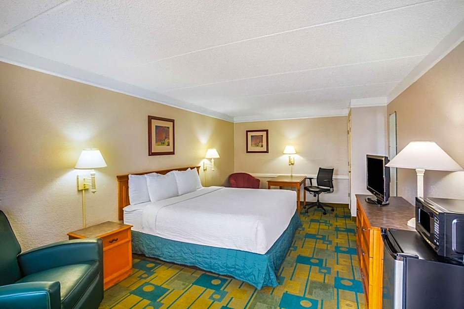 Super 8 by Wyndham Eagle Pass