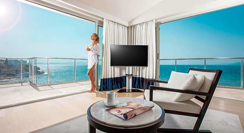 Charisma De Luxe Hotel