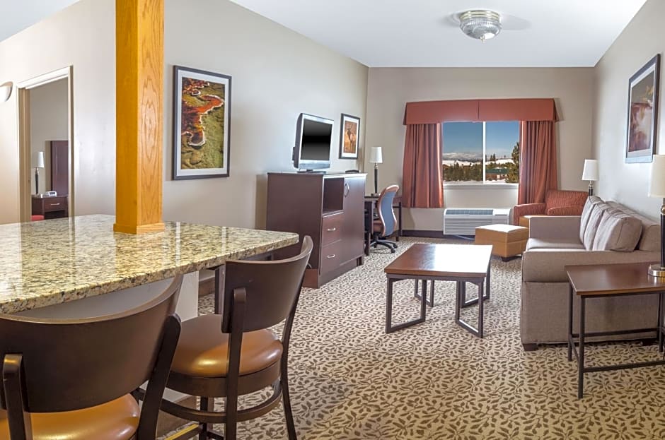 Gray Wolf Inn & Suites