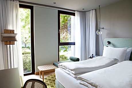 1 Queen Bed Standard