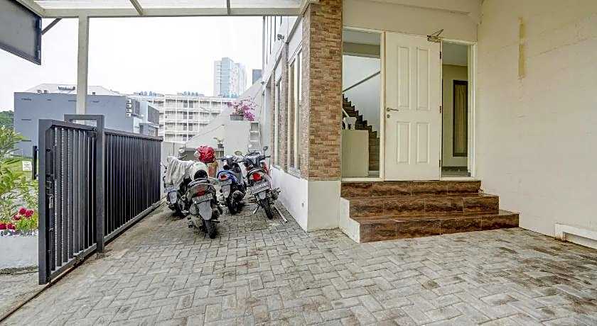 OYO Life 90606 Glass House Citraland Syariah