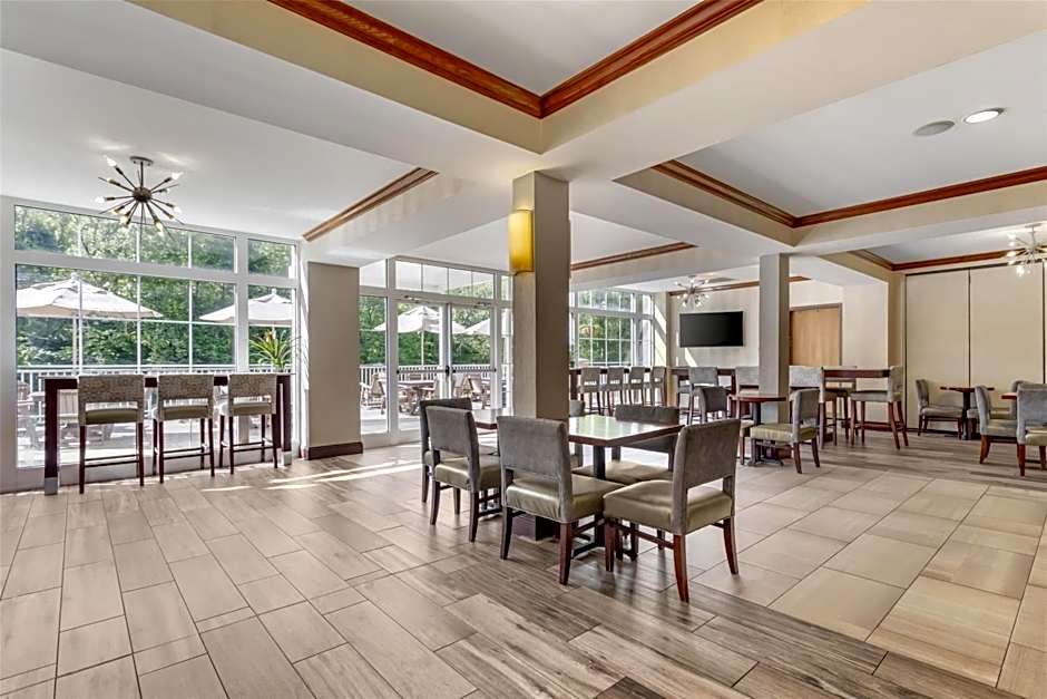 Best Western Plus River Escape Inn & Suites