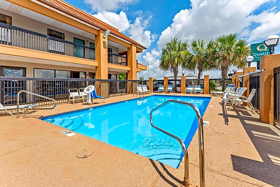 Quality Inn & Suites near Robins Air Force Base