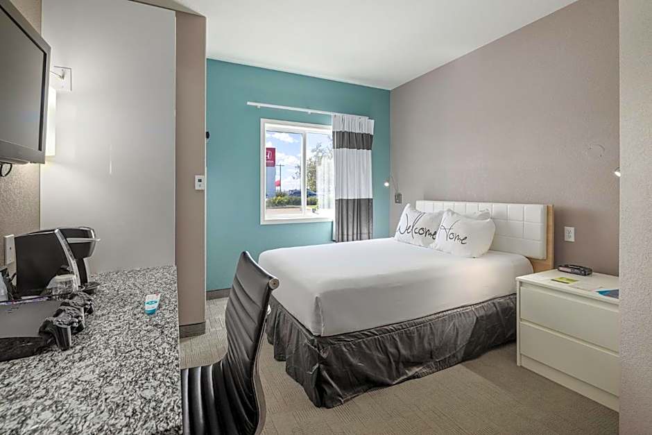 Prairie Crest Medicine Hat by IHG