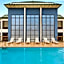 Days Inn & Suites by Wyndham Savannah Midtown