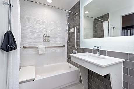 1 Queen Standard Communications Mobility Accessible Tub