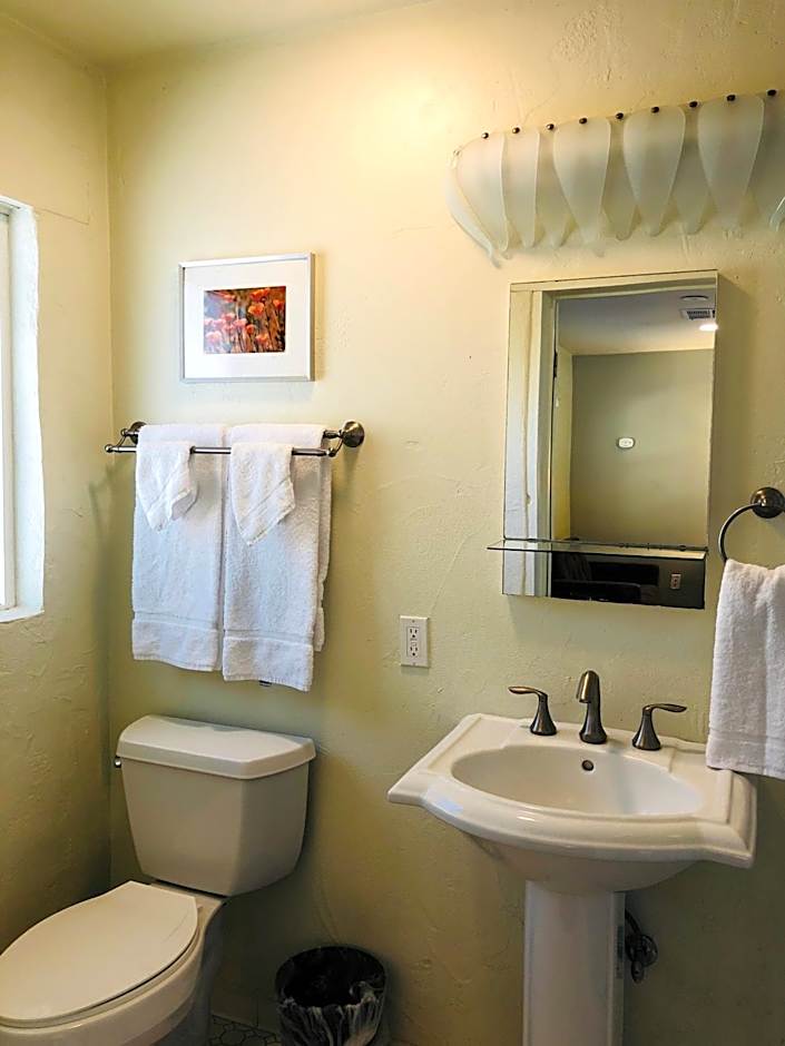 Queen's Inn By The River