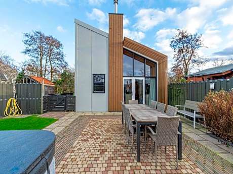 Villa near Sint Maartenszee Beach with Jacuzzi
