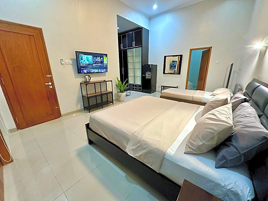 Cendhani Raras Gallery