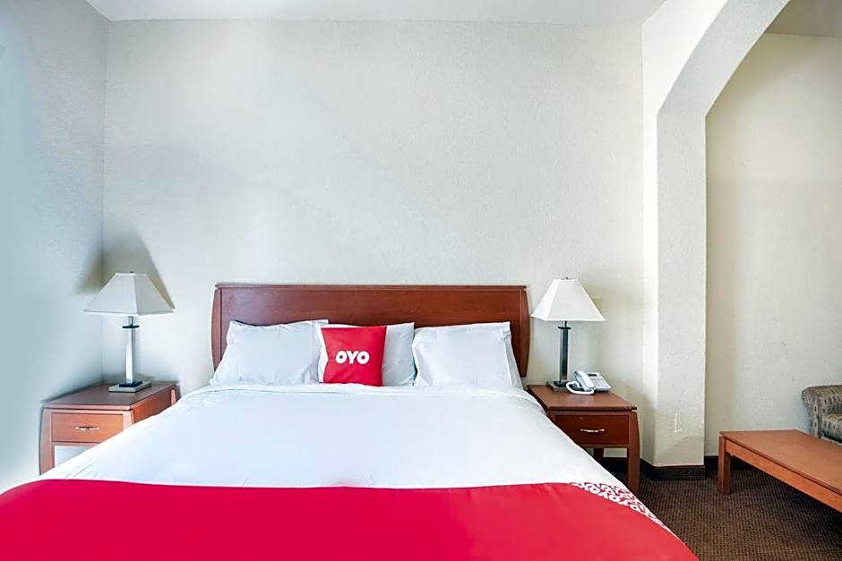 OYO Townhouse Clute Lake Jackson