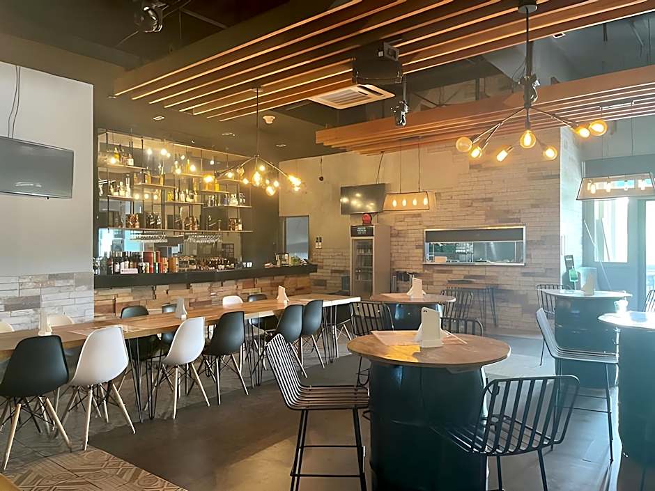 Paseo Premiere Hotel