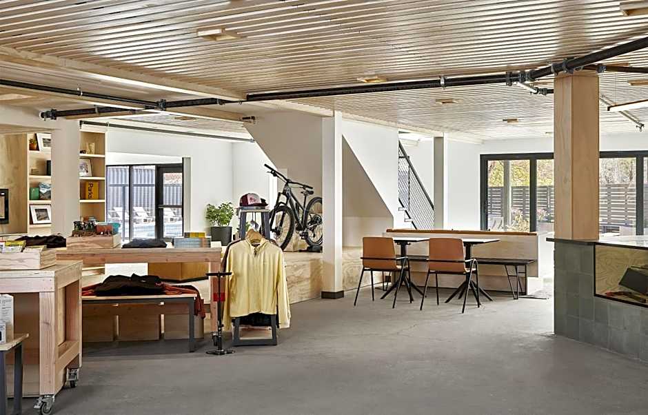 Slackline Moab, Outset Collection by Hilton