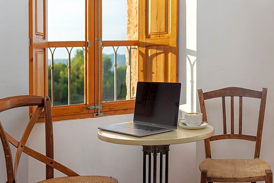 Petit Hotel Hostatgeria La Victoria