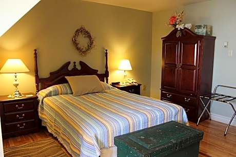 Queen Room with Garden View