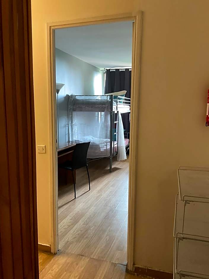 Female-Dortoir Femme -Dorm Shared Room Paris
