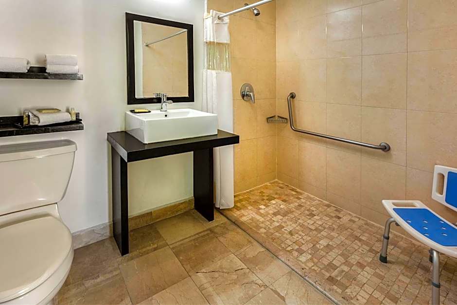 La Quinta Inn & Suites by Wyndham Puebla Palmas