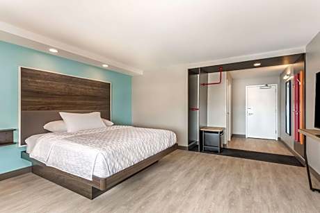 King Room with Accessible Tub - Mobility Access