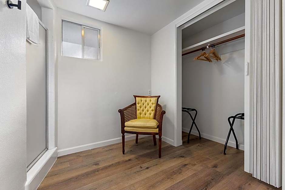 Camp Nelson Lodge Room 10