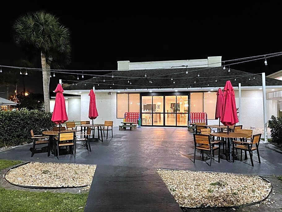 Newly renovated room in cozy hotel near Disney 2