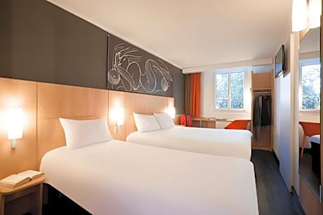 Standard Room with One Double Bed and One Single Bed