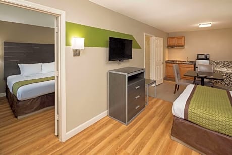 1 King Bed and 1 Queen Bed, Pet-Friendly, One Bedroom, Suite, Non-Smoking