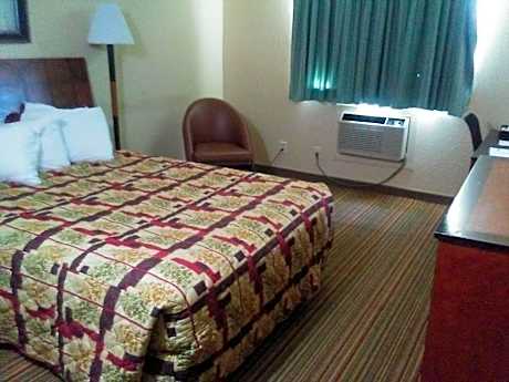 Knights Inn And Suites - Grand Forks