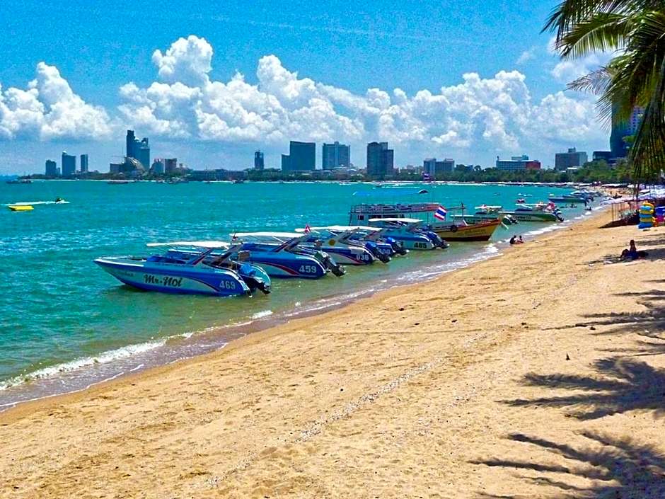 Phratamnak Inn - 100 meter from Beach