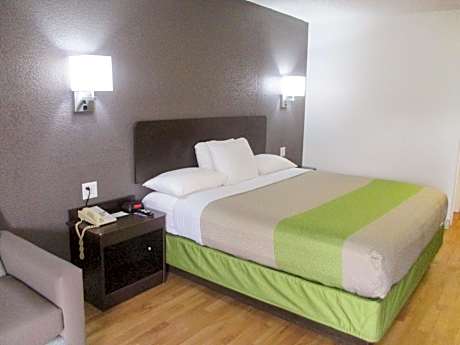 1 KING BED | NON-SMOKING, KITCHEN