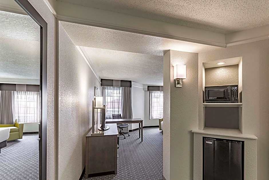 La Quinta Inn & Suites by Wyndham Austin at The Domain