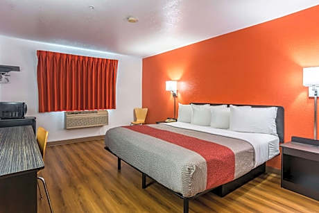 King Suite with Spa Bath - Non-Smoking