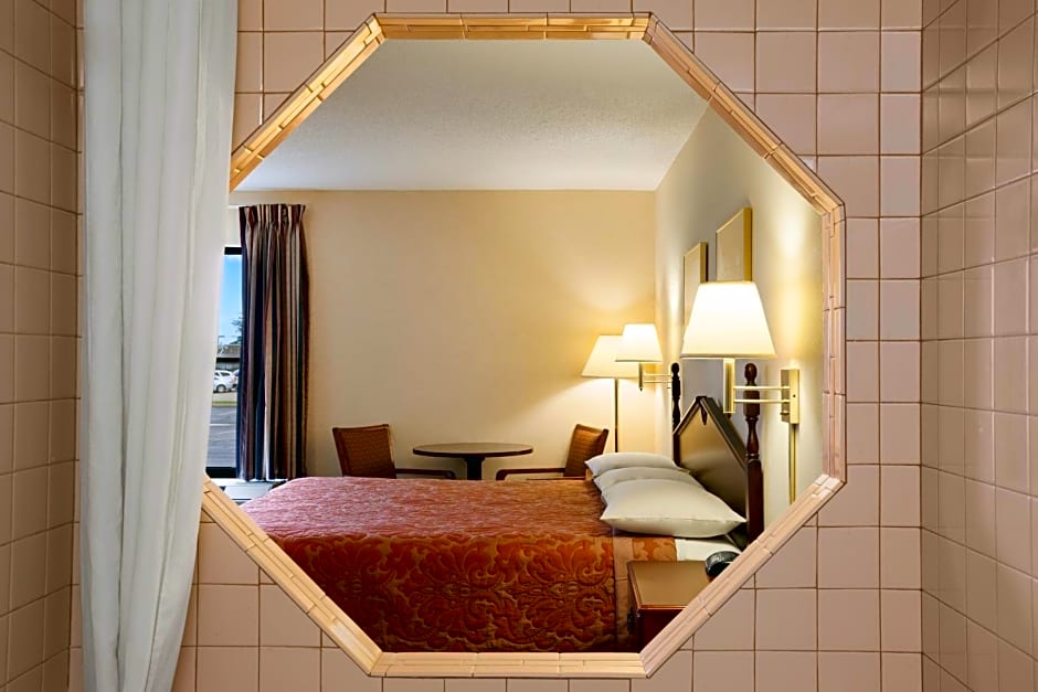 Super 8 by Wyndham Evansville North