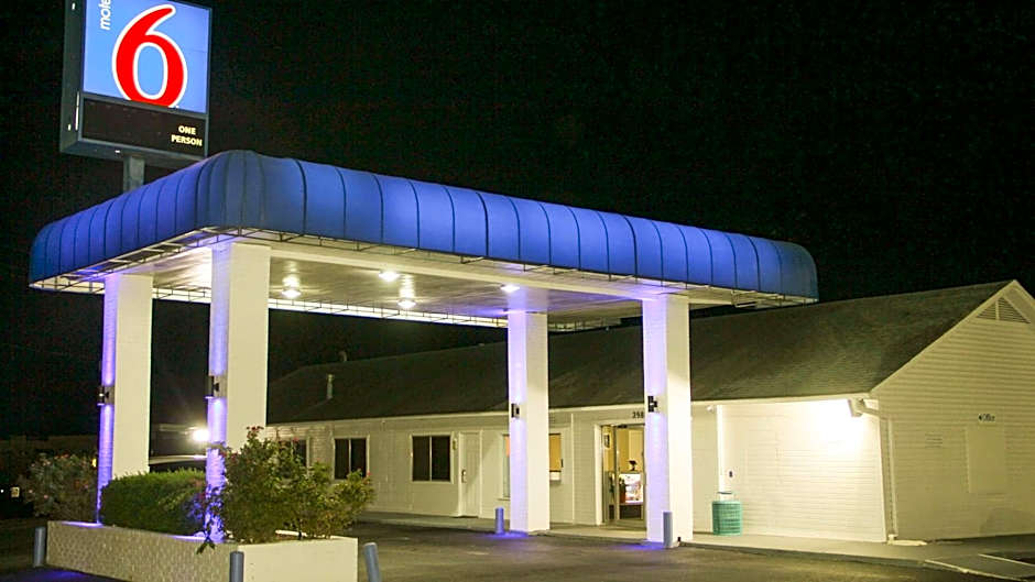Motel 6 Fayetteville, AR