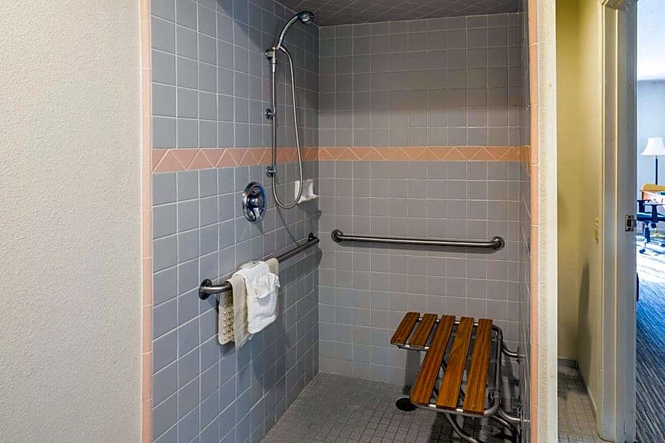 Quality Inn & Suites Tulare