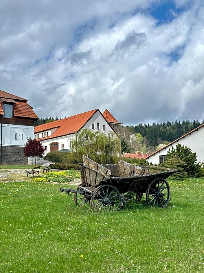 Hotelový a jezdecký areál Dvůr Krutěnice