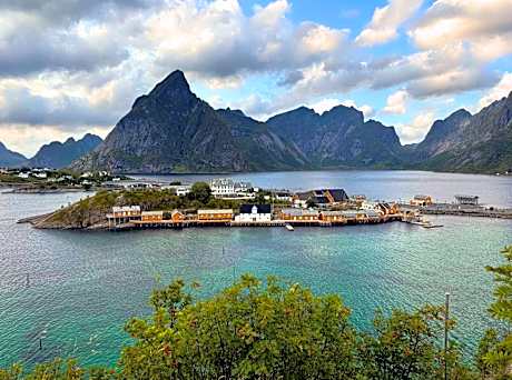 Sakrisøy Rorbuer