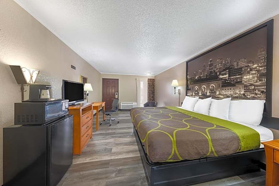 Super 8 by Wyndham Kansas City Airport North